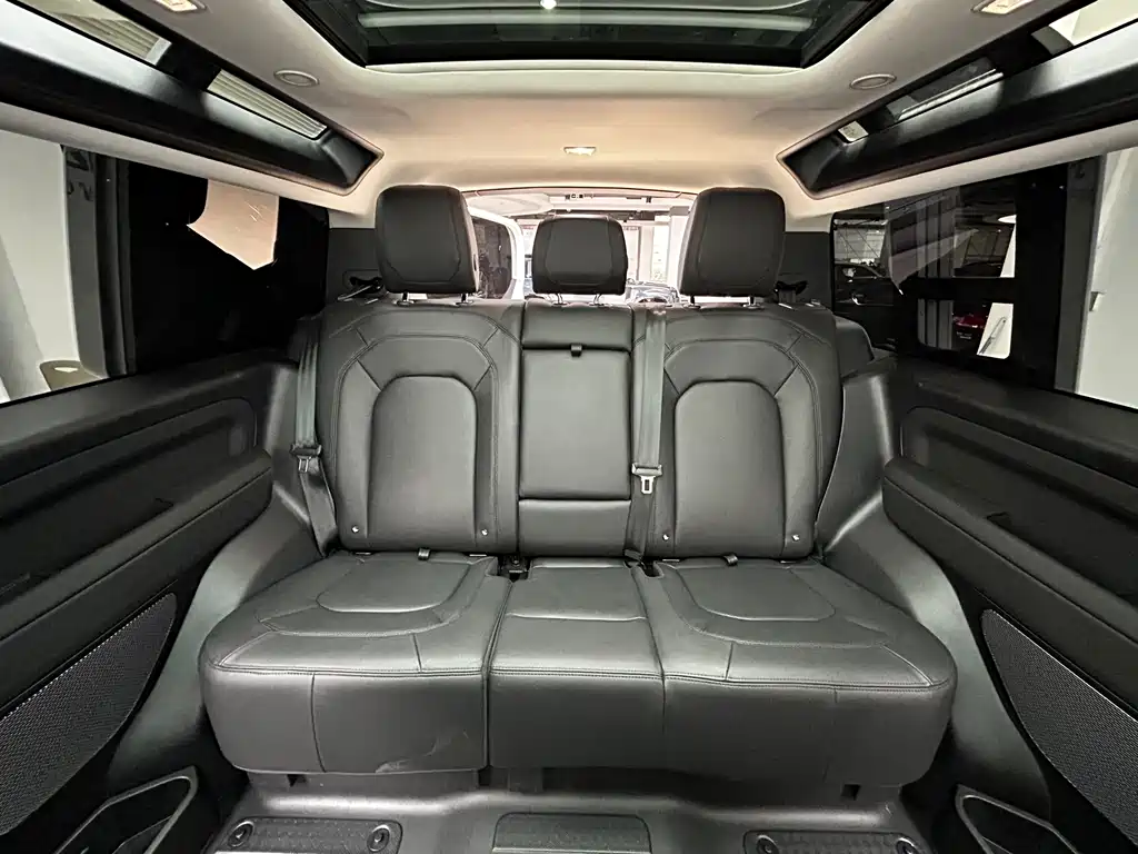 Land Rover Defender 2024 — фото 18