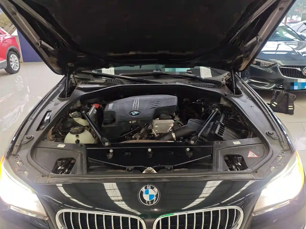 BMW 5 Series 2015 — фото 17