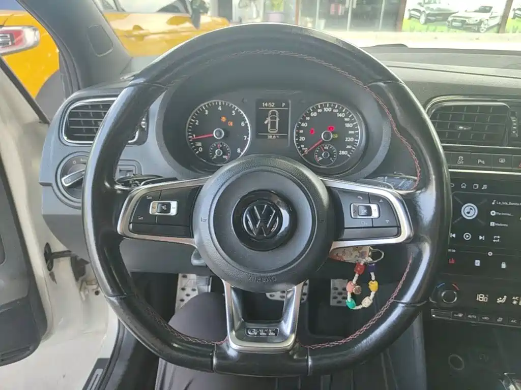 Volkswagen Polo 2015 — фото 11