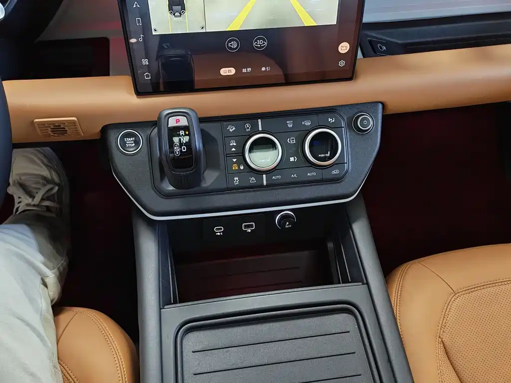 Land Rover Defender 2023 — фото 17