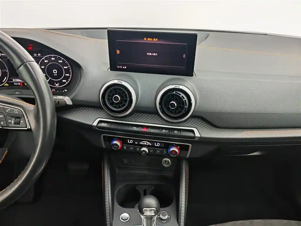 Audi Q2L e-tron 2022 — фото 12