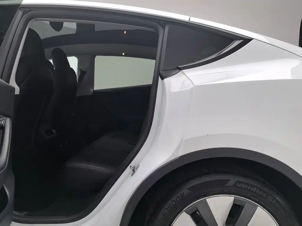 Tesla Model Y 2021 — фото 15
