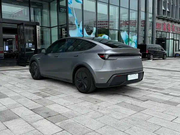 Tesla Model Y 2025
