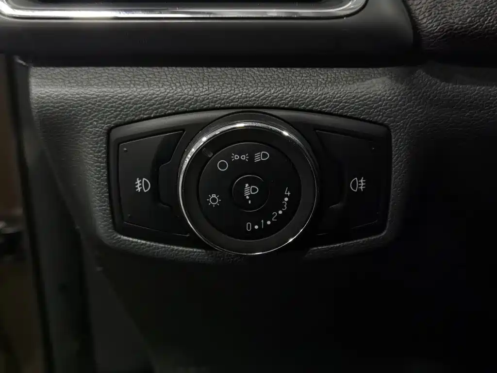 Ford Escort 2015 — фото 21