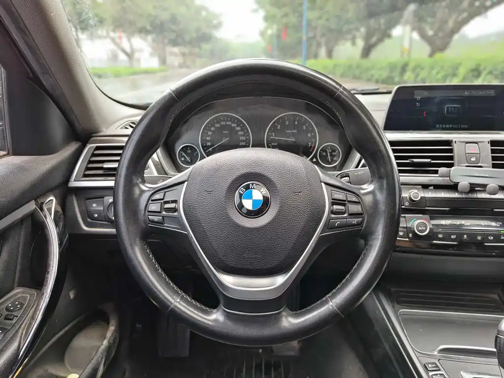 BMW 3 Series 2017 — фото 15