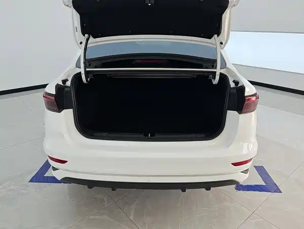 Geely Emgrand 2024