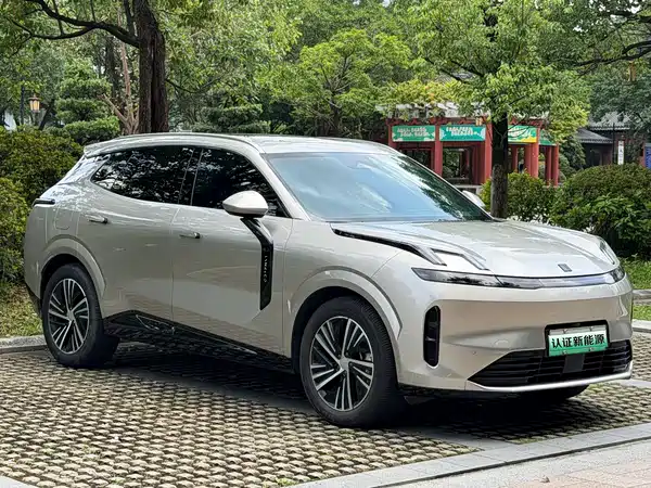 Lynk & Co 08 EM-P 2023