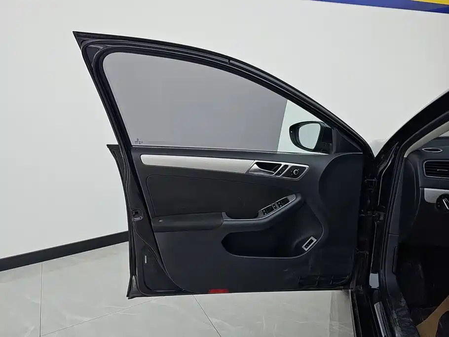 Volkswagen Sagitar 2015