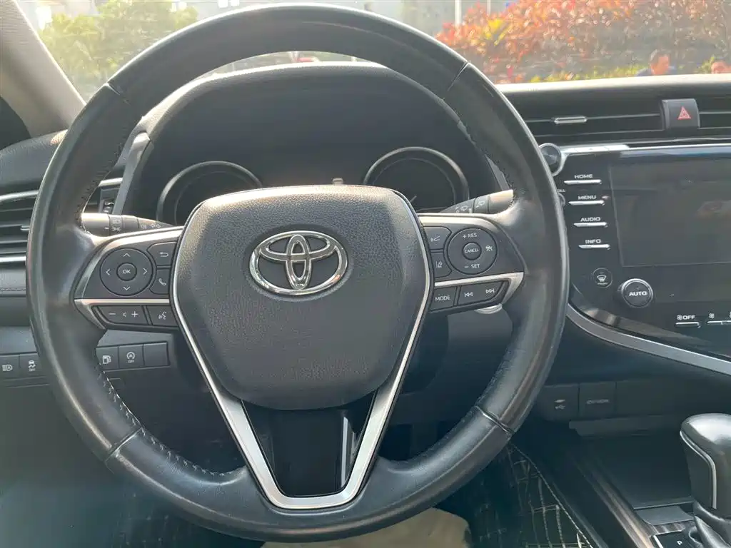 Toyota Camry 2018 — фото 11