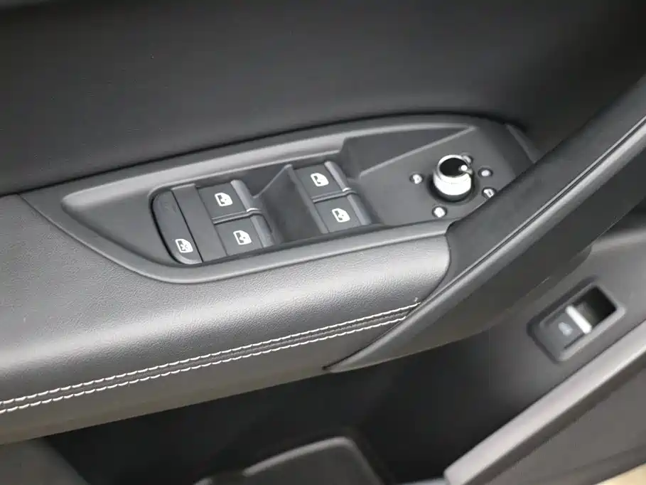 Audi Q5L 2023 — фото 11