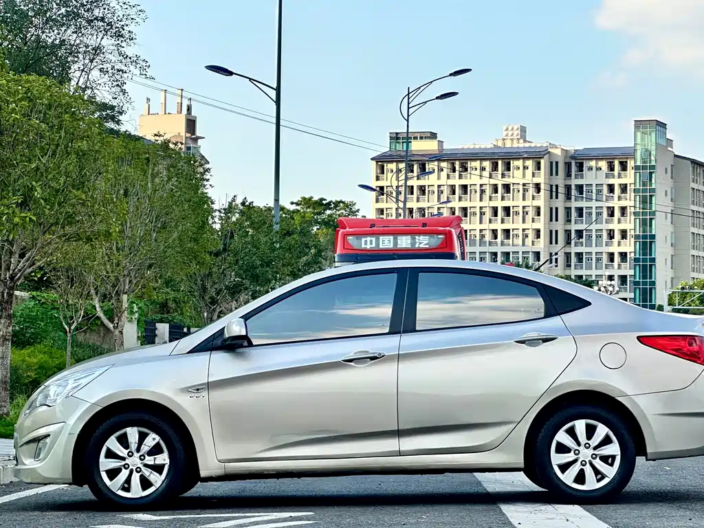 Hyundai Accent 2012 — фото 7