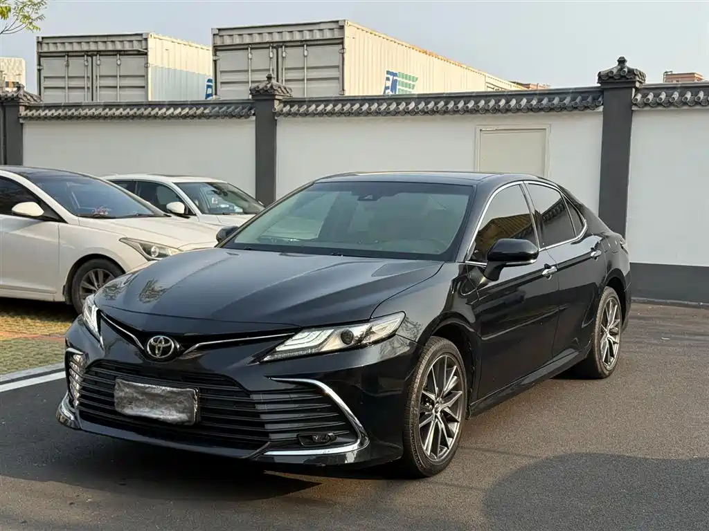 Toyota Camry 2022 — фото 1