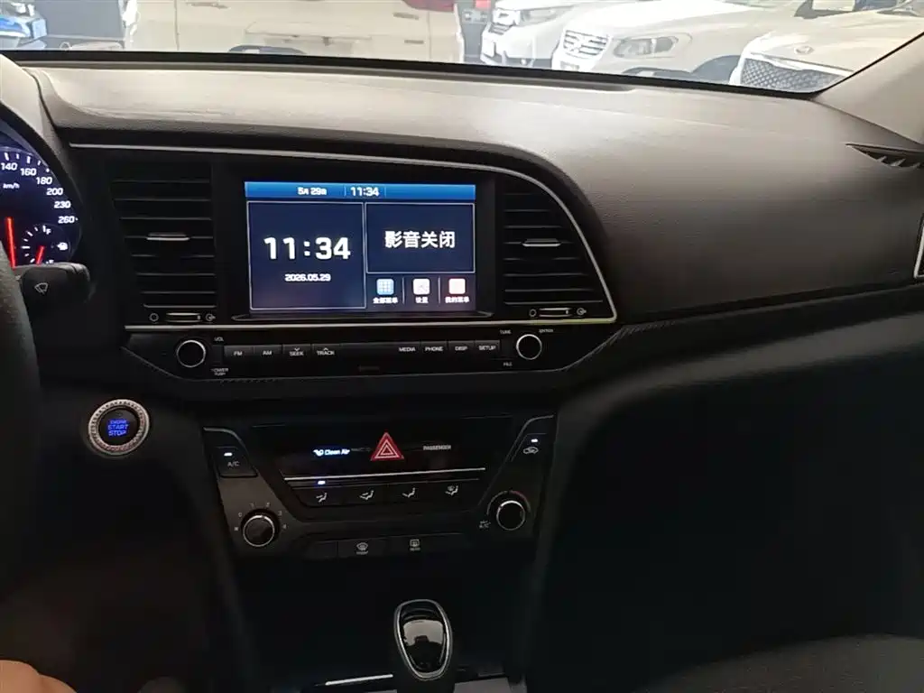 Hyundai Elantra 2018 — фото 13