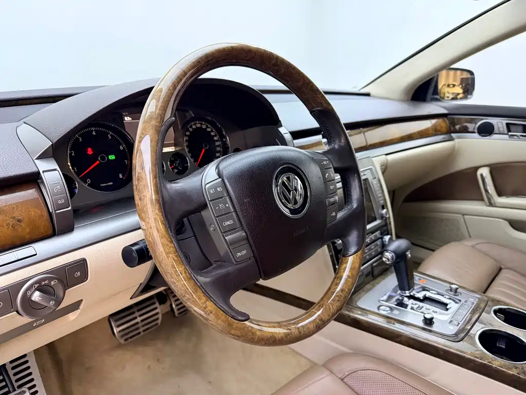 Volkswagen Phaeton 2013 — фото 11