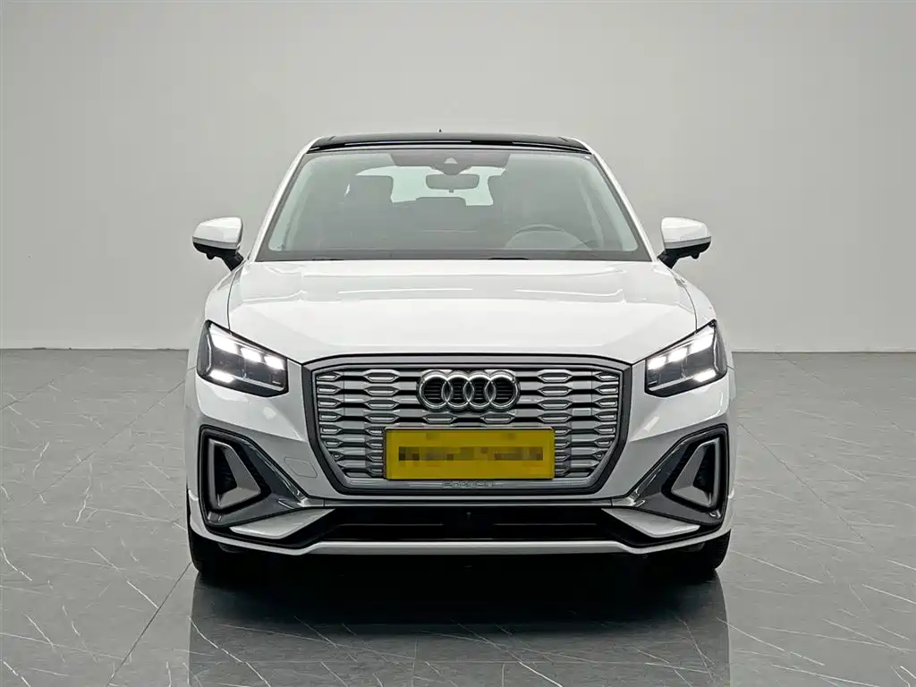 Audi Q2L e-tron 2022 — фото 2