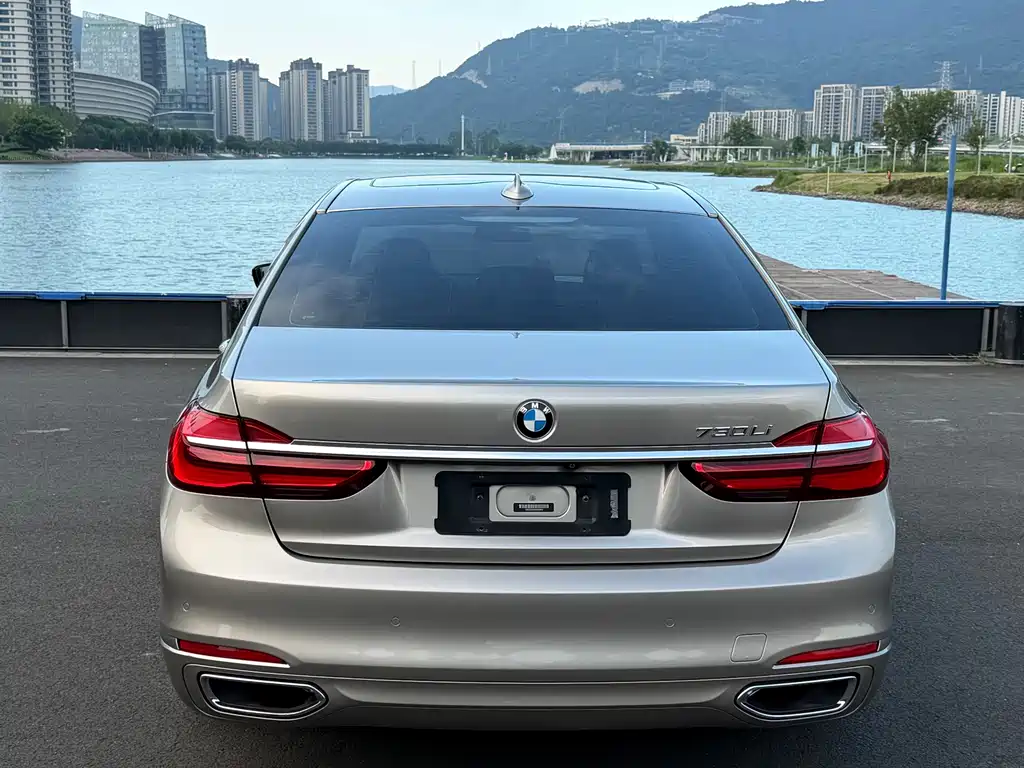 BMW 7 Series 2017 — фото 8