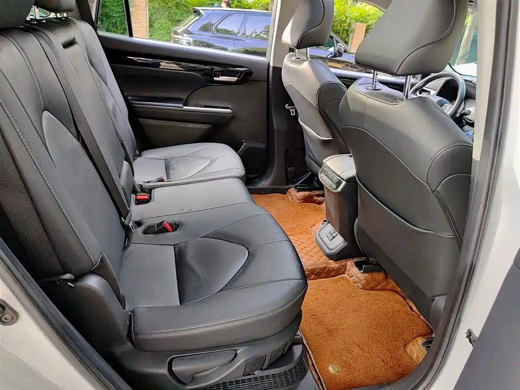 Toyota Highlander 2022 — фото 11