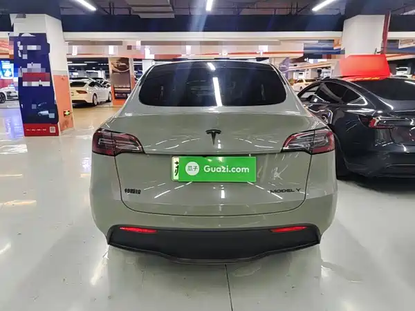 Tesla Model Y 2024
