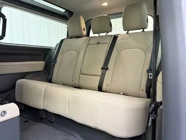 Land Rover Defender 2024