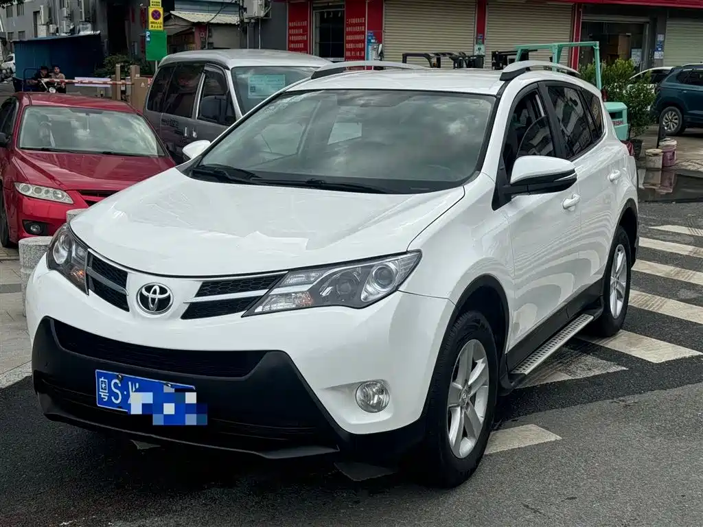 Toyota RAV4 2015 — фото 1