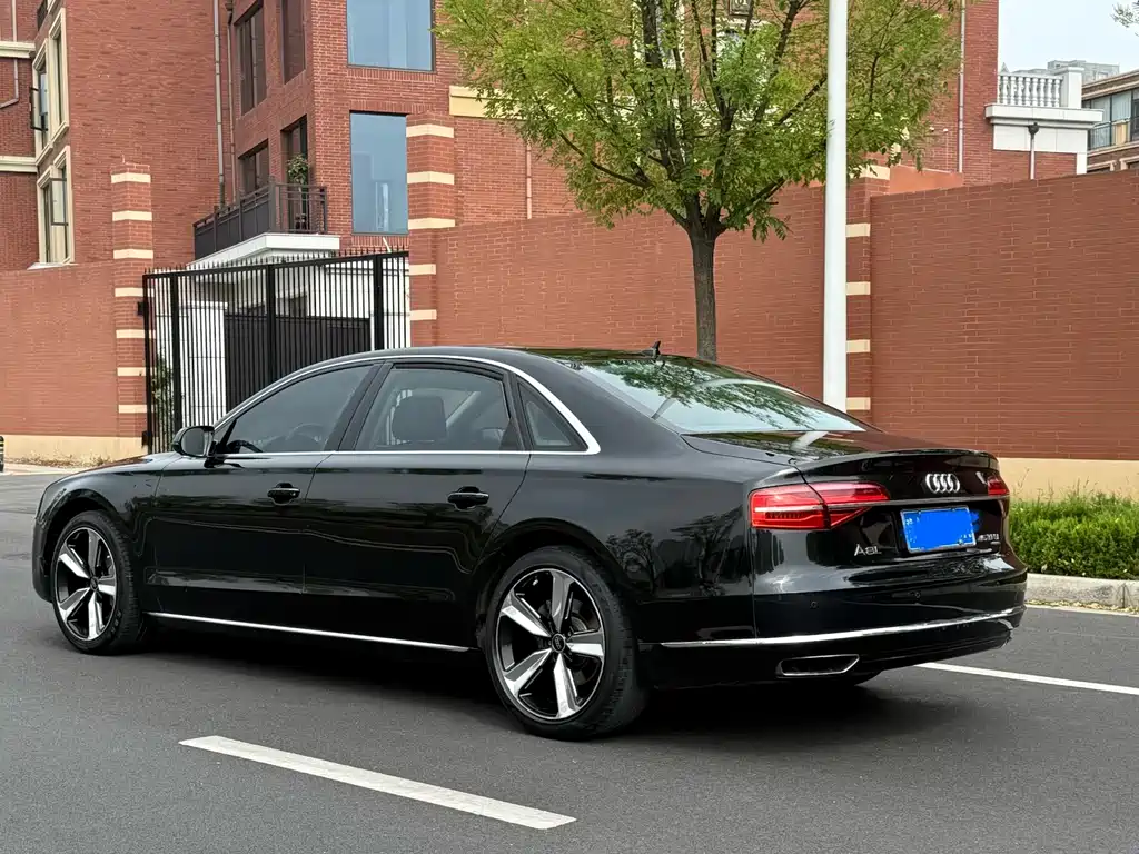Audi A8 2014 — фото 9