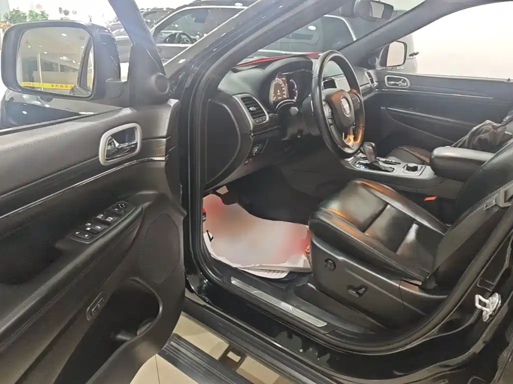 Jeep Grand Cherokee 2021 — фото 16