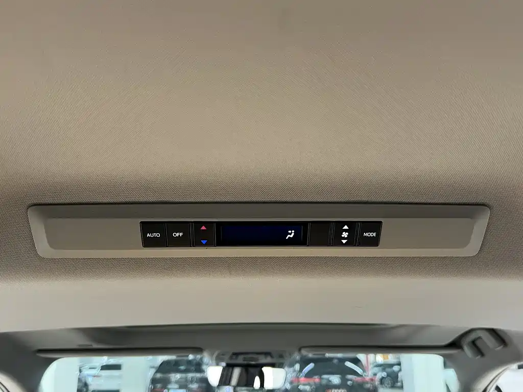 Toyota Sienna 2023 — фото 16