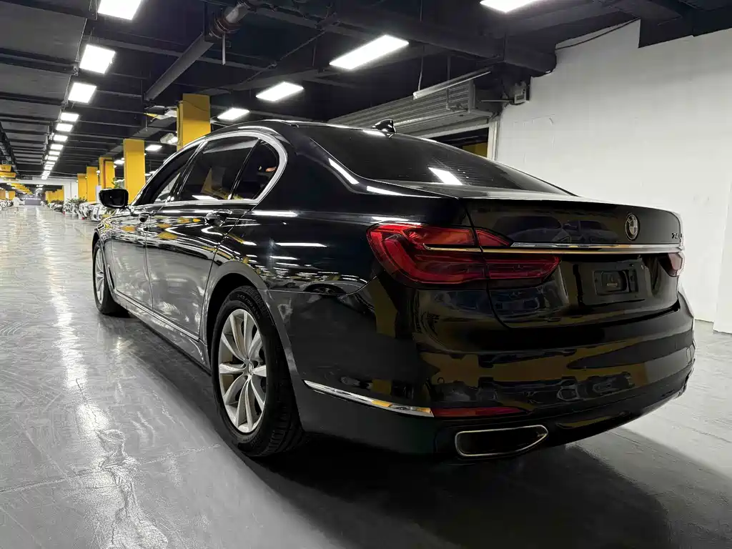 BMW 7 Series 2017 — фото 8