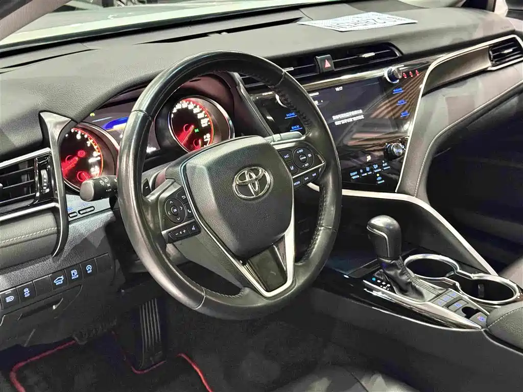 Toyota Camry 2019 — фото 9