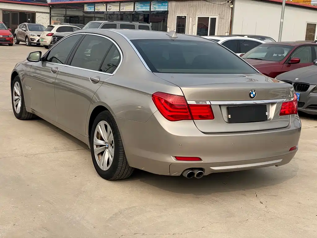BMW 7 Series 2011 — фото 11