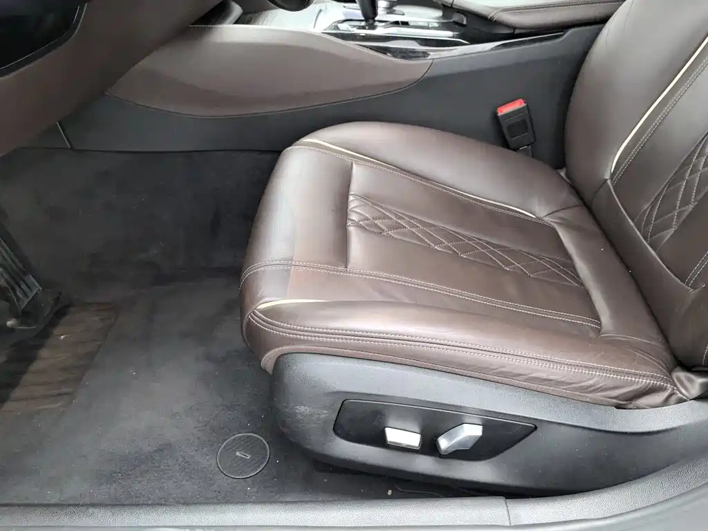 BMW 5 Series 2018 — фото 20