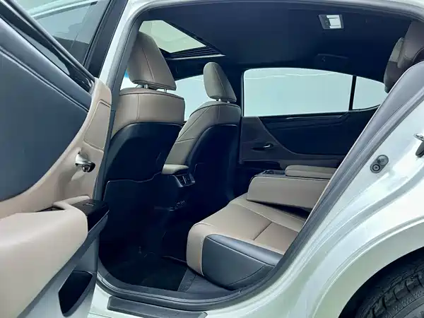 Lexus ES 2023