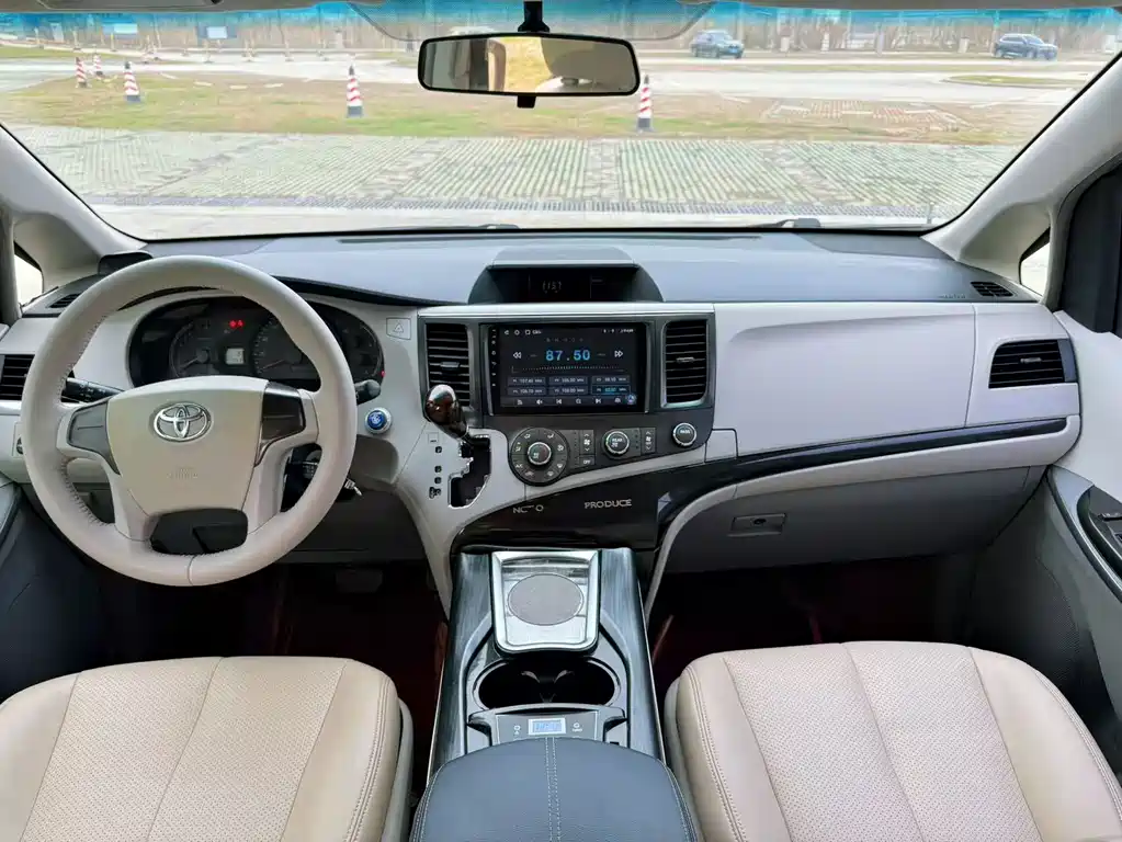 Toyota Sienna 2015 — фото 9