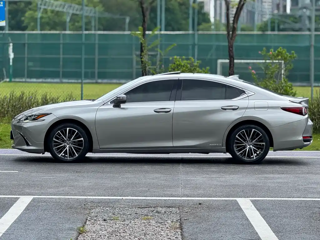 Lexus ES 2022