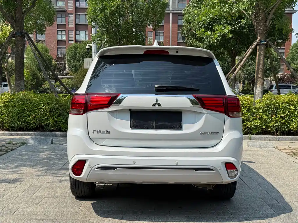 Mitsubishi Outlander 2022 — фото 8