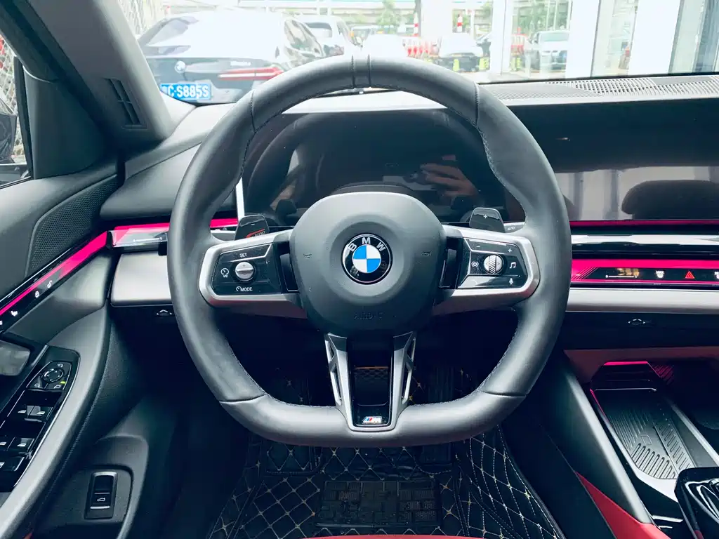 BMW 5 Series 2025 — фото 10