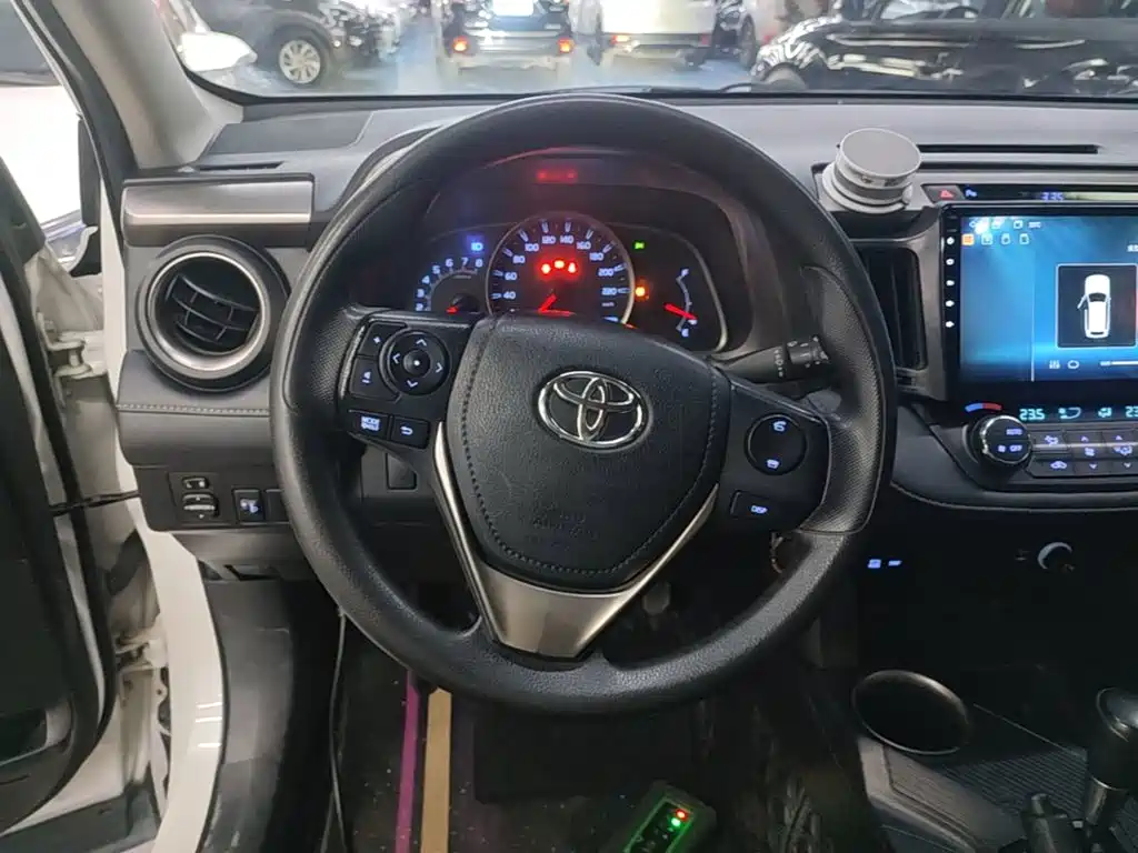 Toyota RAV4 2016 — фото 11