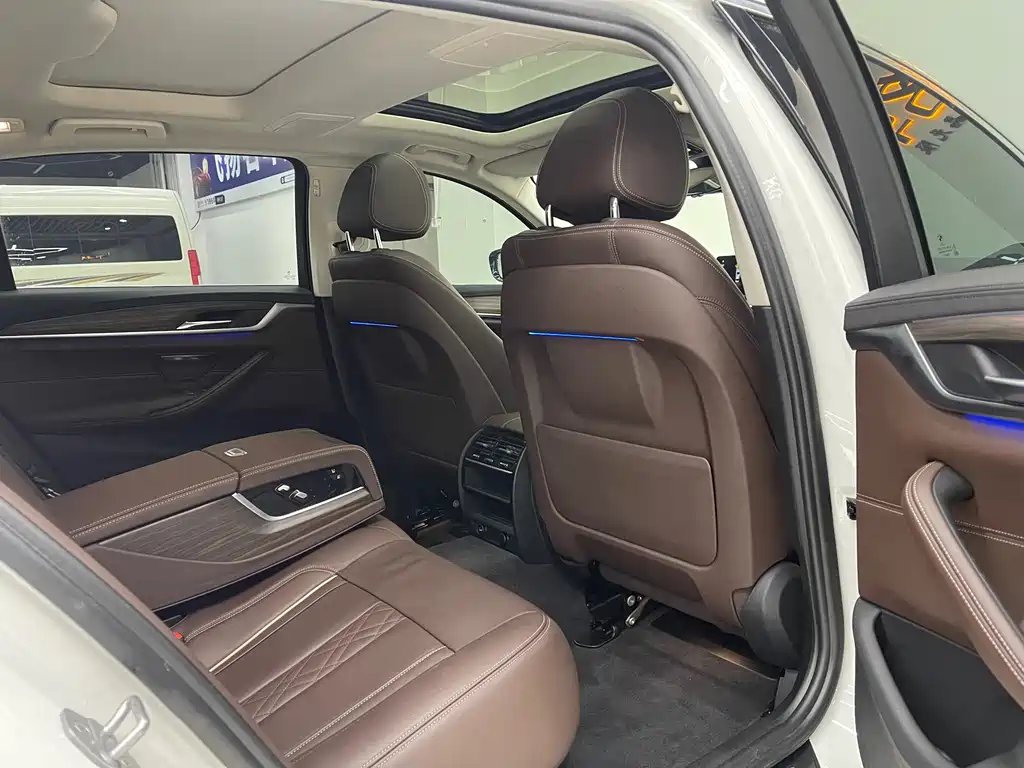 BMW 5 Series 2018 — фото 10