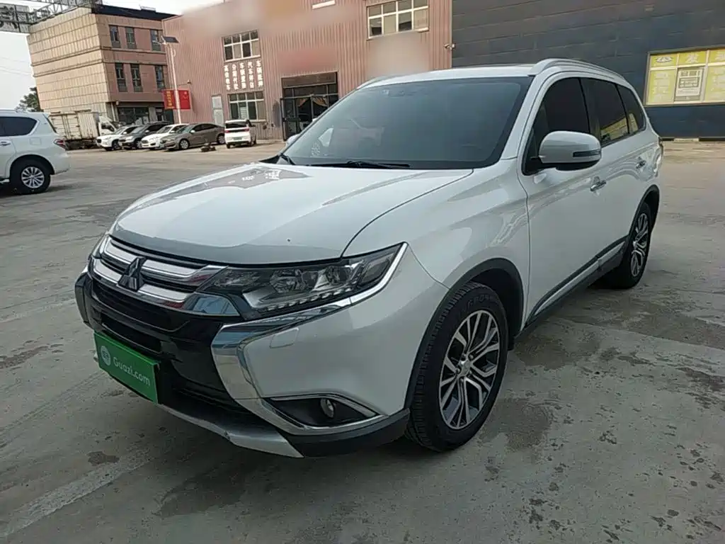 Mitsubishi Outlander 2017 — фото 1