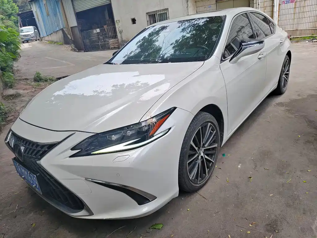 Lexus ES 2021 — фото 1