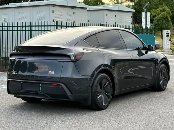 Tesla Model Y 2025