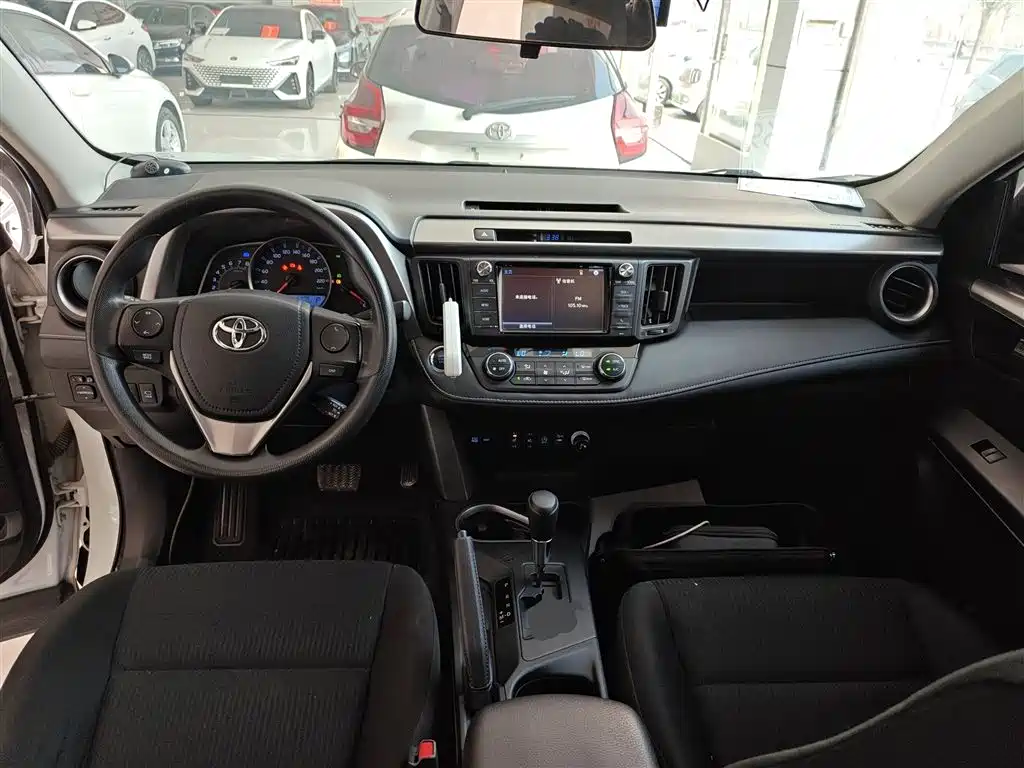 Toyota RAV4 2018 — фото 10