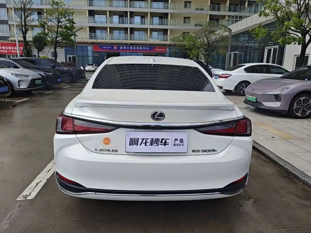 Lexus ES 2021