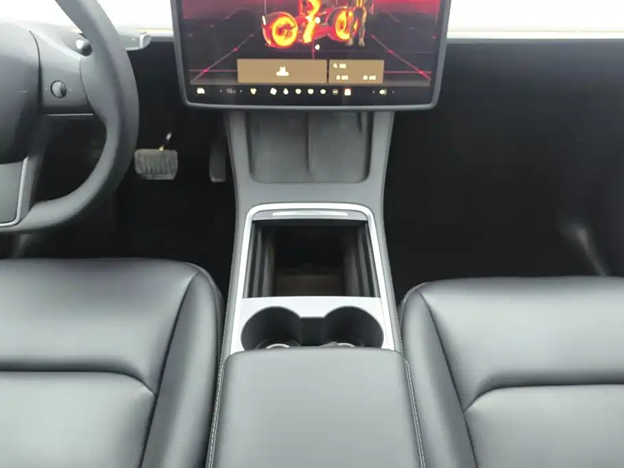 Tesla Model Y 2024 — фото 16