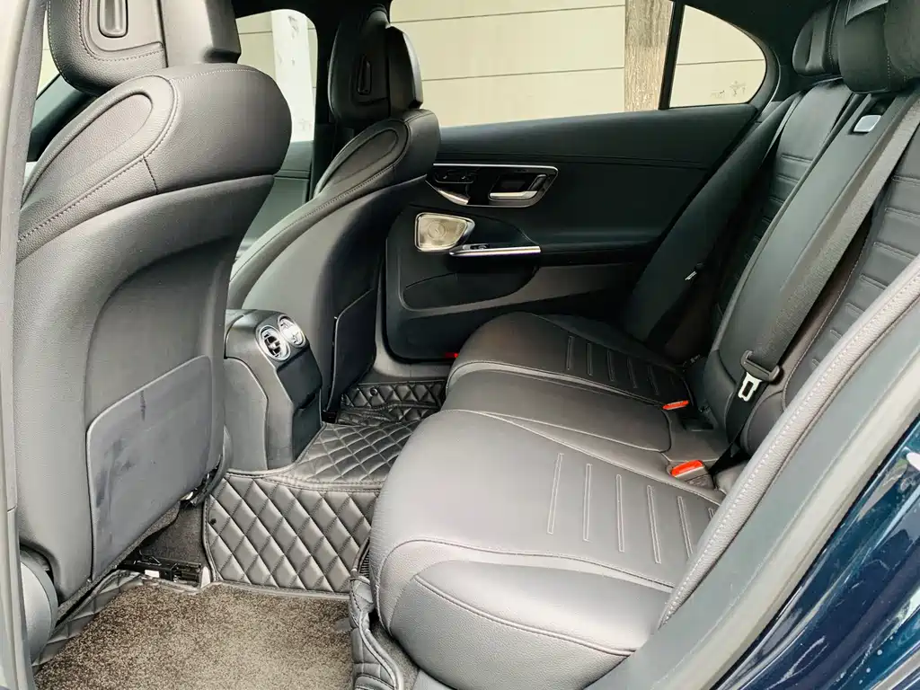 Mercedes-Benz C-Class 2023 — фото 7
