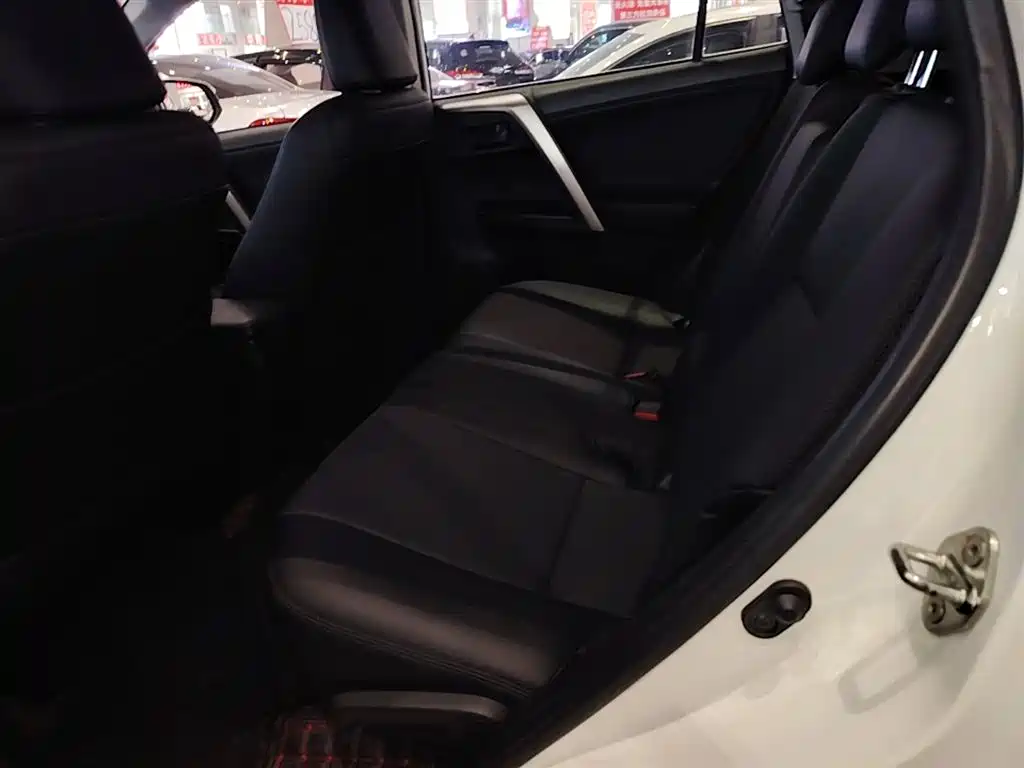 Toyota RAV4 2019 — фото 17