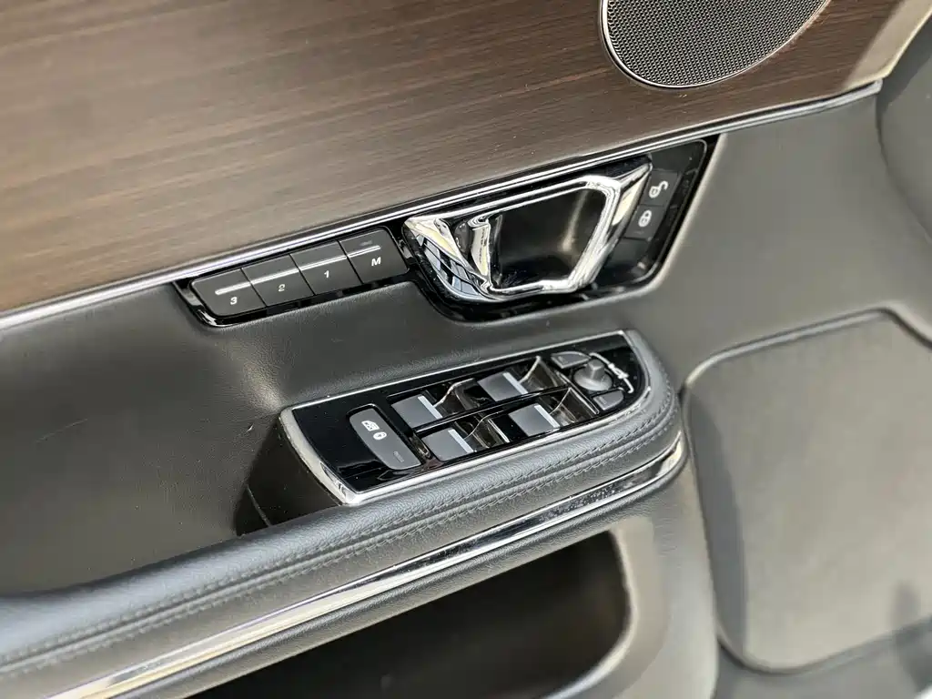 Jaguar XJ 2016 — фото 18
