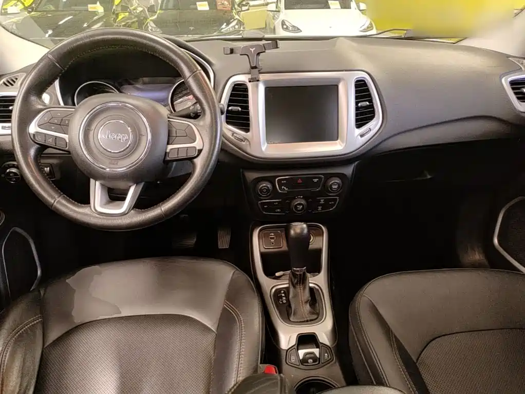 Jeep Compass 2018 — фото 10