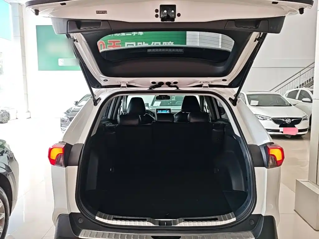 Toyota RAV4 2021 — фото 19