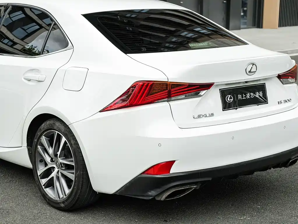Lexus IS 2018 — фото 10